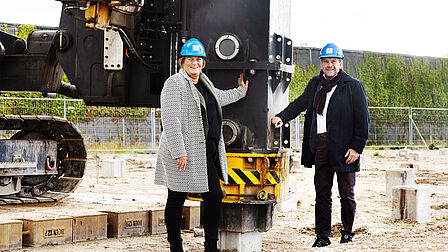 Wethouder van Staalduinen en Wilfried bij start bouw