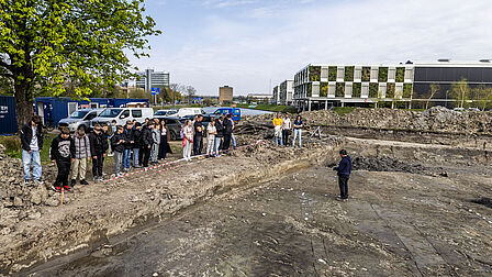 foto van leerlingen bij opgraving Flora Campus