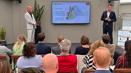 Wethouder Goudswaard en Valstar op het podium voor statenleden. 